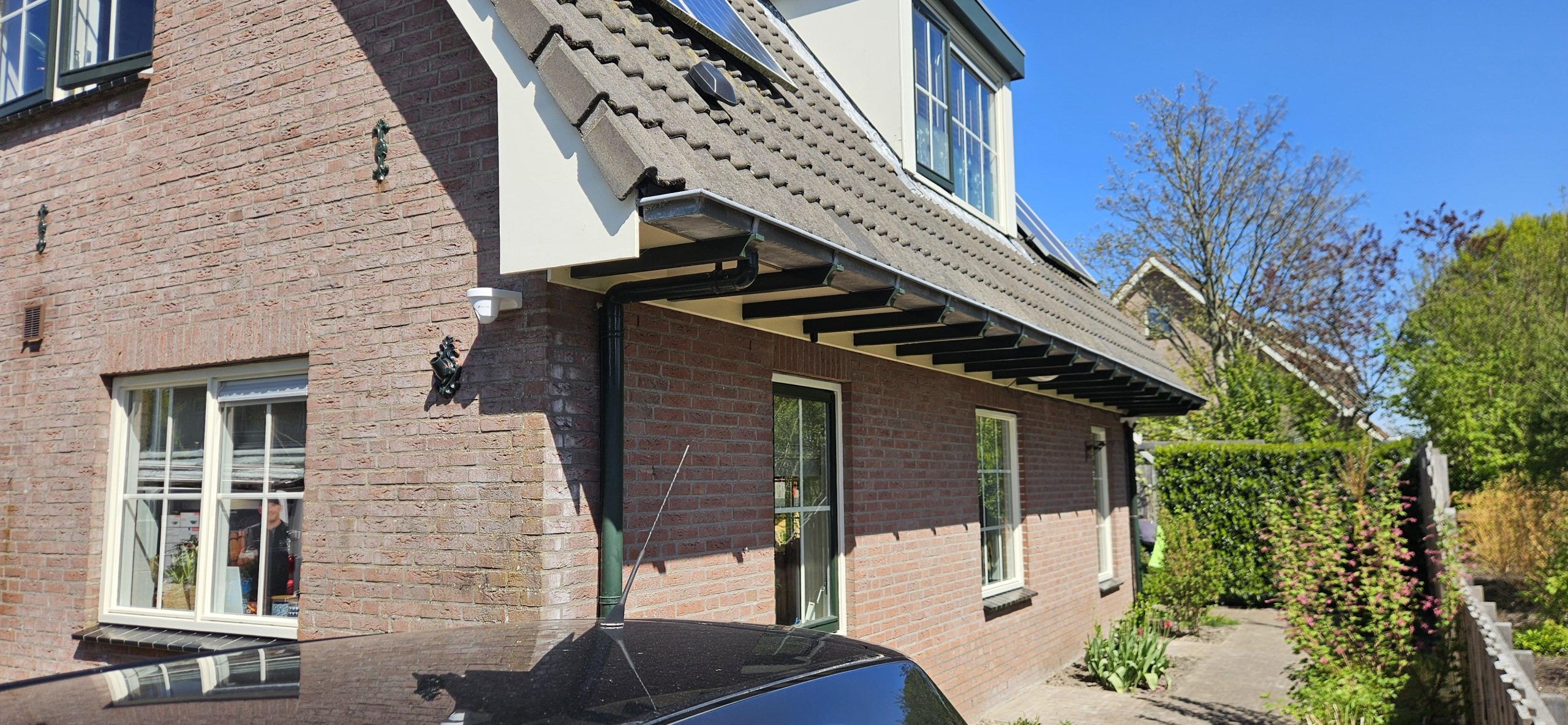 Ajax-camera door onze monteur netjes onder de dakrand van een woning geplaatst