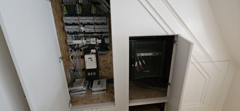 Meterkast met daarnaast een aparte netwerkkast in een woning