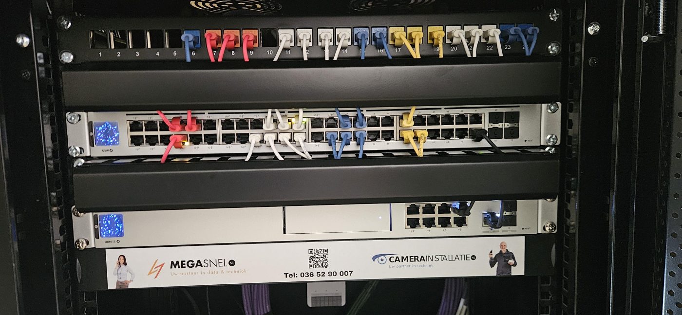 Ons eigen werk: netwerkrack met UniFi-gateway (UDM), PoE-switch en patchpaneel, netjes gelabeld in een bedrijfspand