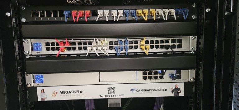 Patchpaneel met gekleurde en genummerde netwerkkabels in een woninginstallatie