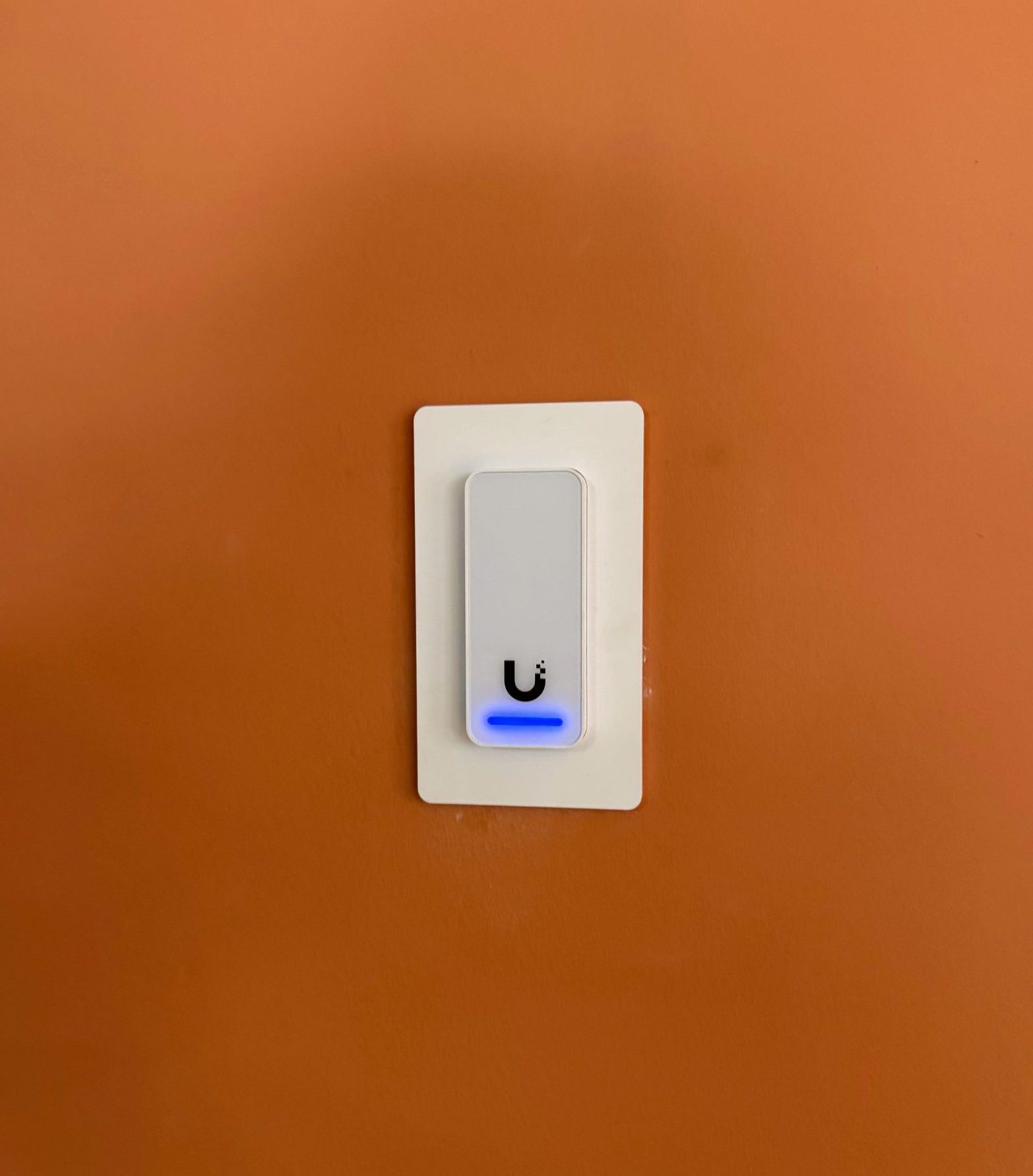 UniFi Access toegangslezer netjes bij de deur gemonteerd door CameraInstallatie.nl