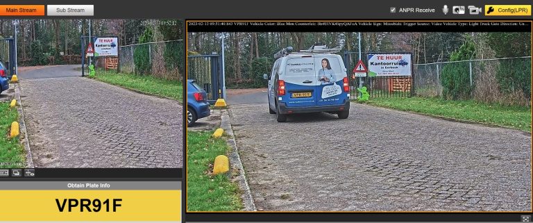 Scherm met kentekenherkenning waarop een bestelbus met kenteken wordt gelezen
