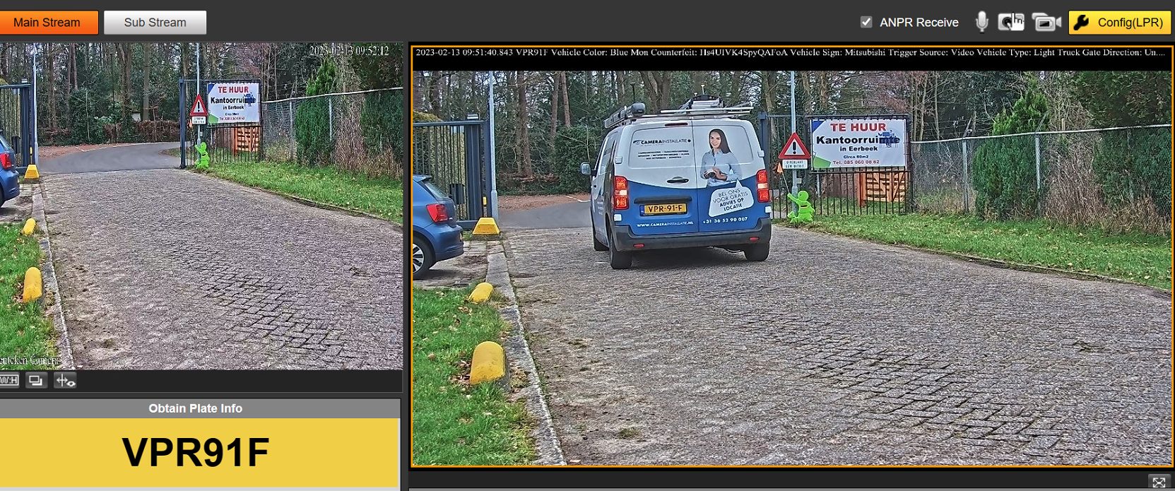 Schermbeeld waarop de camera het kenteken van een bestelbus bij de inrit herkent