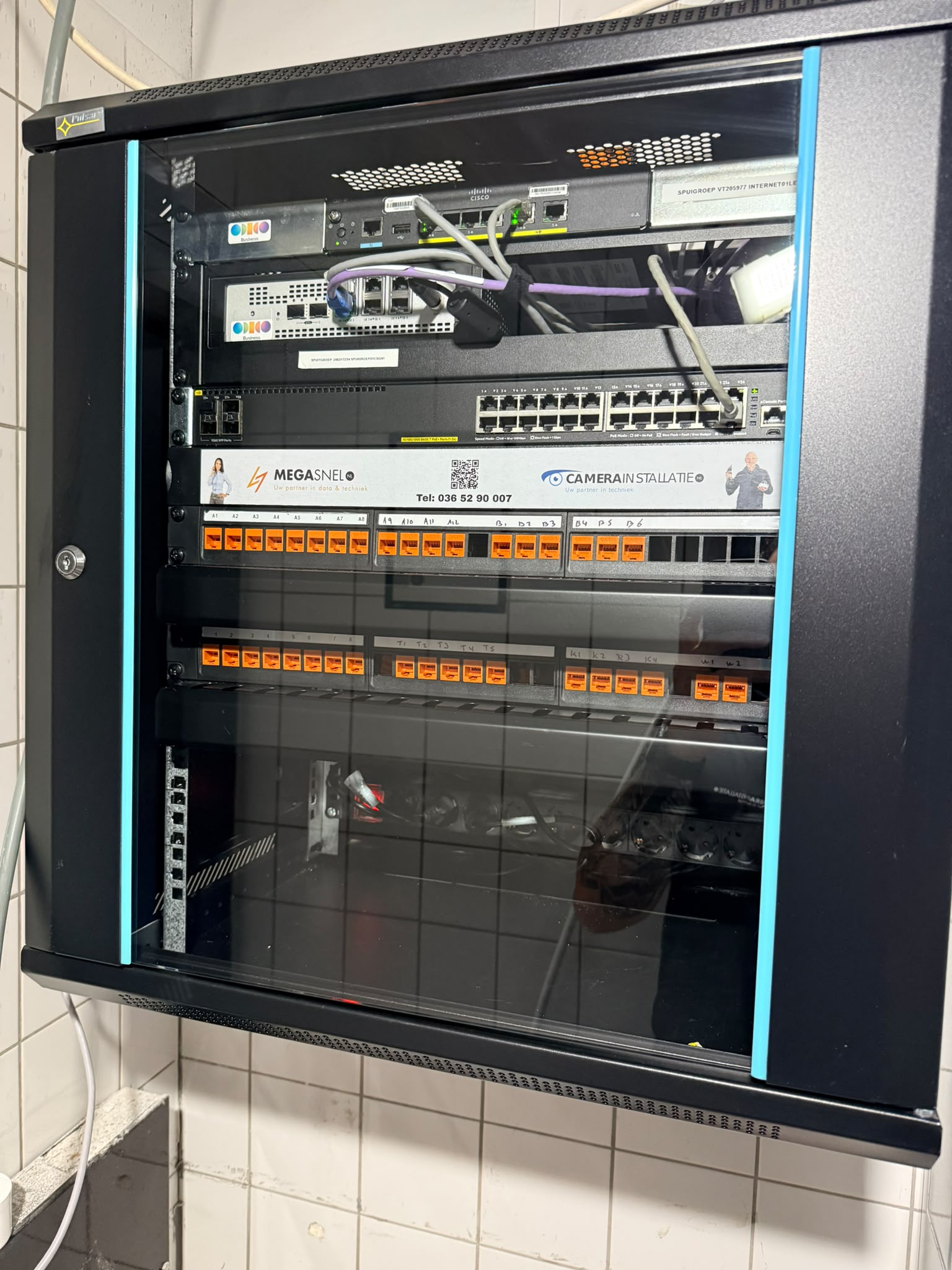 Nette patchkast bij een bedrijf met een PoE-switch en patchpanelen