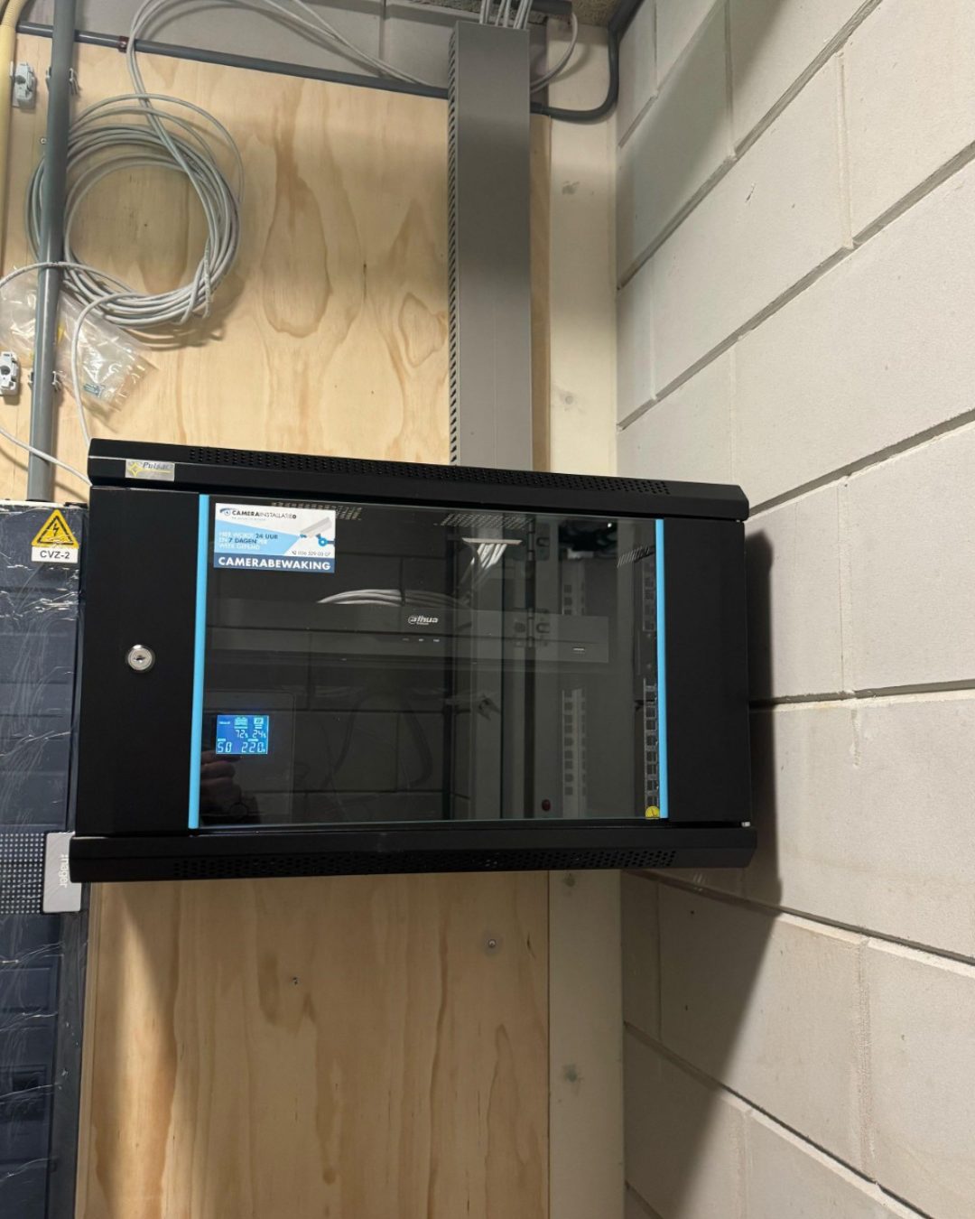 Kleine wandpatchkast met glazen deur, netjes afgemonteerd