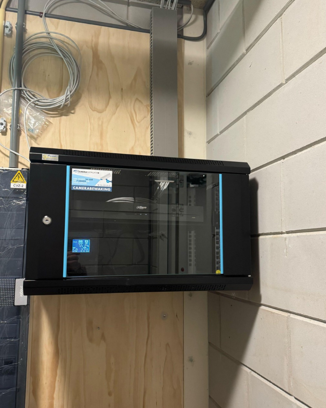 Kleine wandpatchkast met glazen deur, netjes afgemonteerd