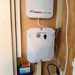De centrale van een draadloos alarmsysteem tijdens de installatie