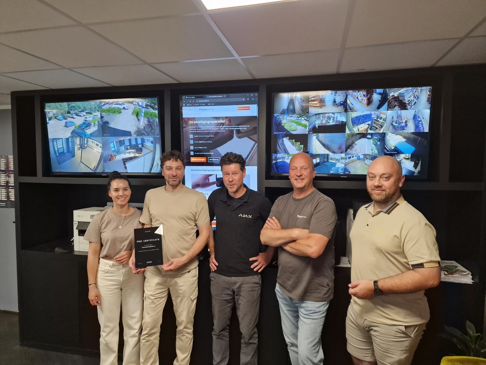 Het team van CameraInstallatie met het Ajax Pro-partnercertificaat voor de meldkamerwand