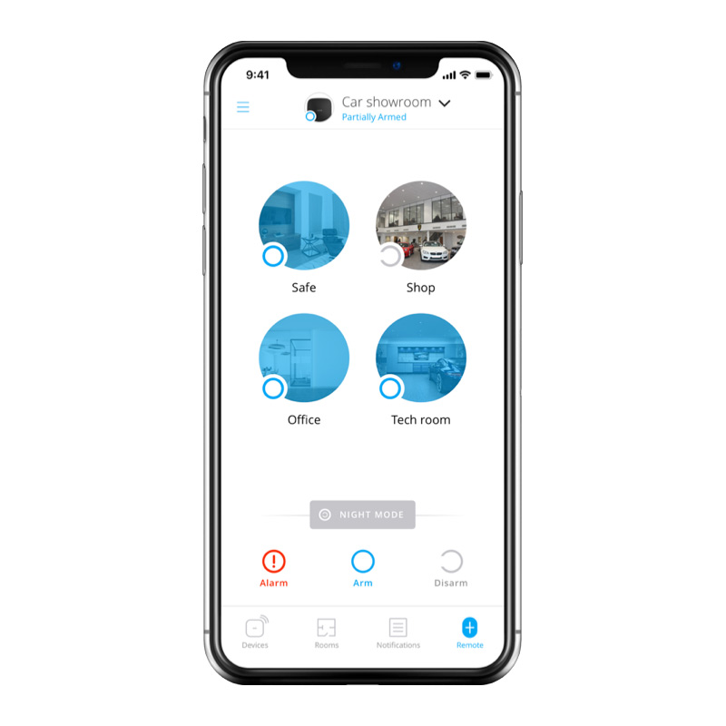 Smartphone met de beveiligingsapp waarin ruimtes worden in- en uitgeschakeld
