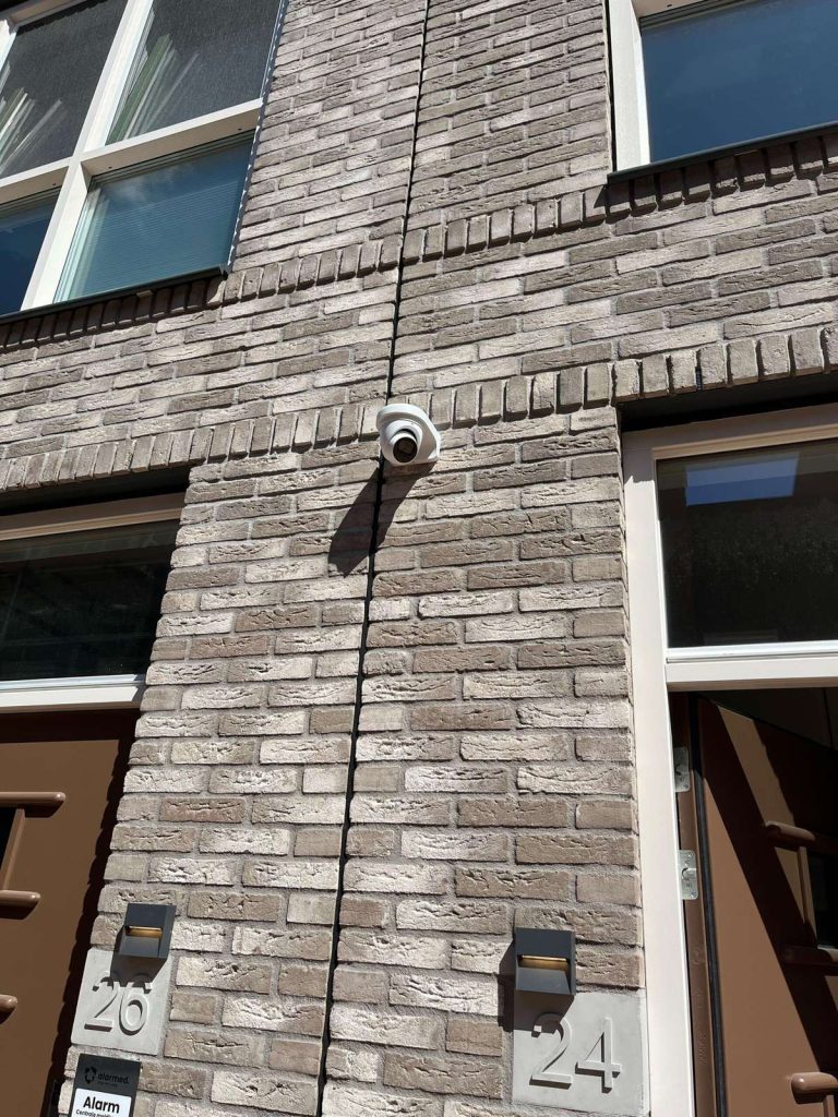 Beveiligingscamera aan de gevel van een appartementencomplex