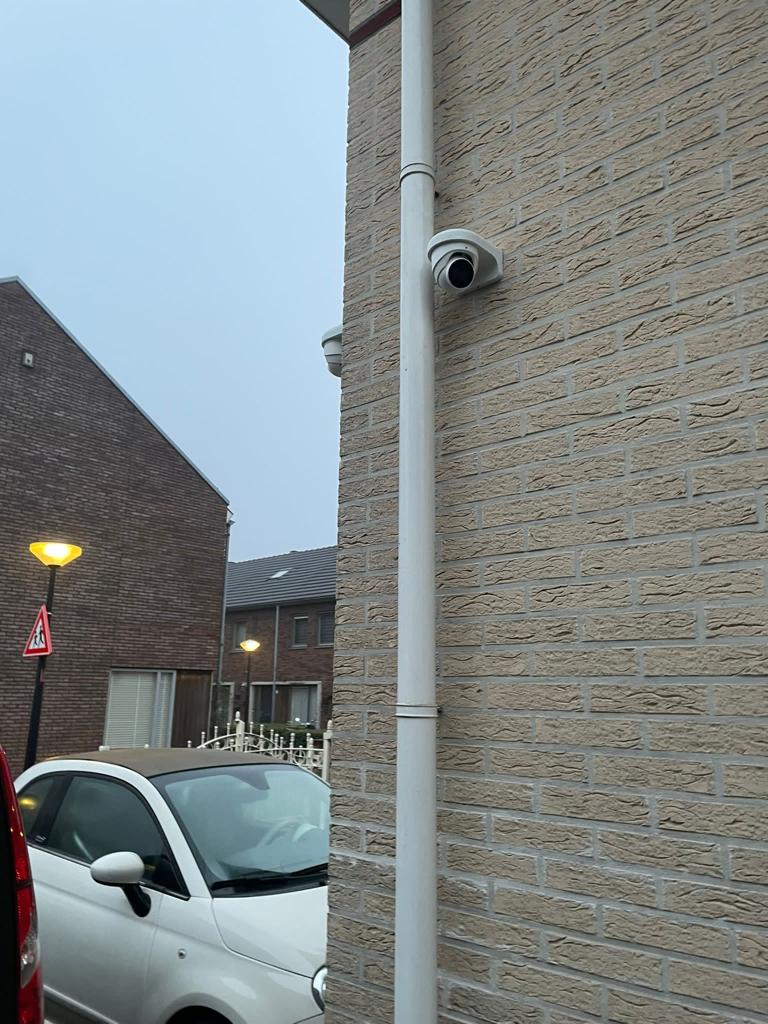Camera aan de gevel met de kabelbuis netjes weggewerkt