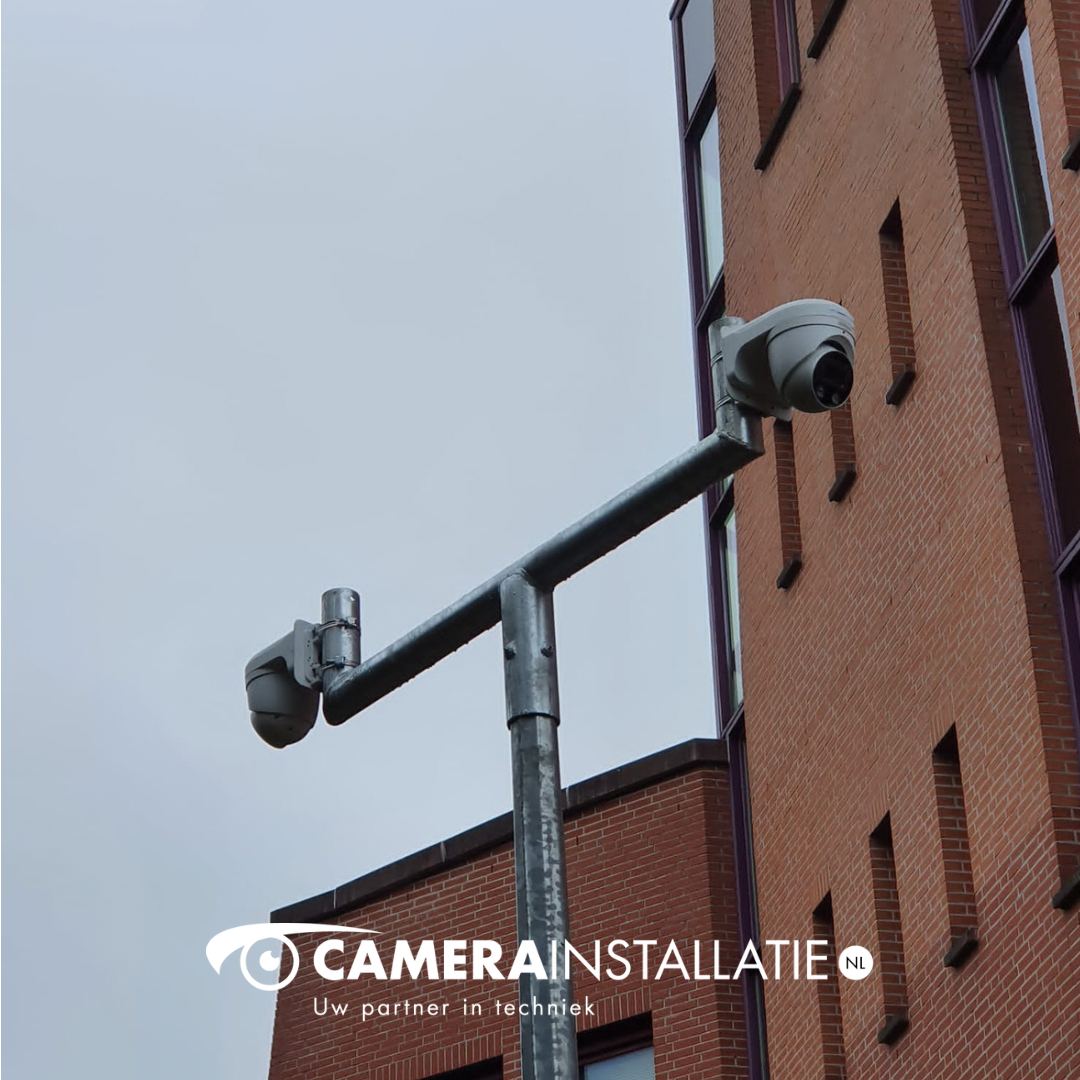 Twee beveiligingscameras buiten aan een gebouw, geplaatst door CameraInstallatie