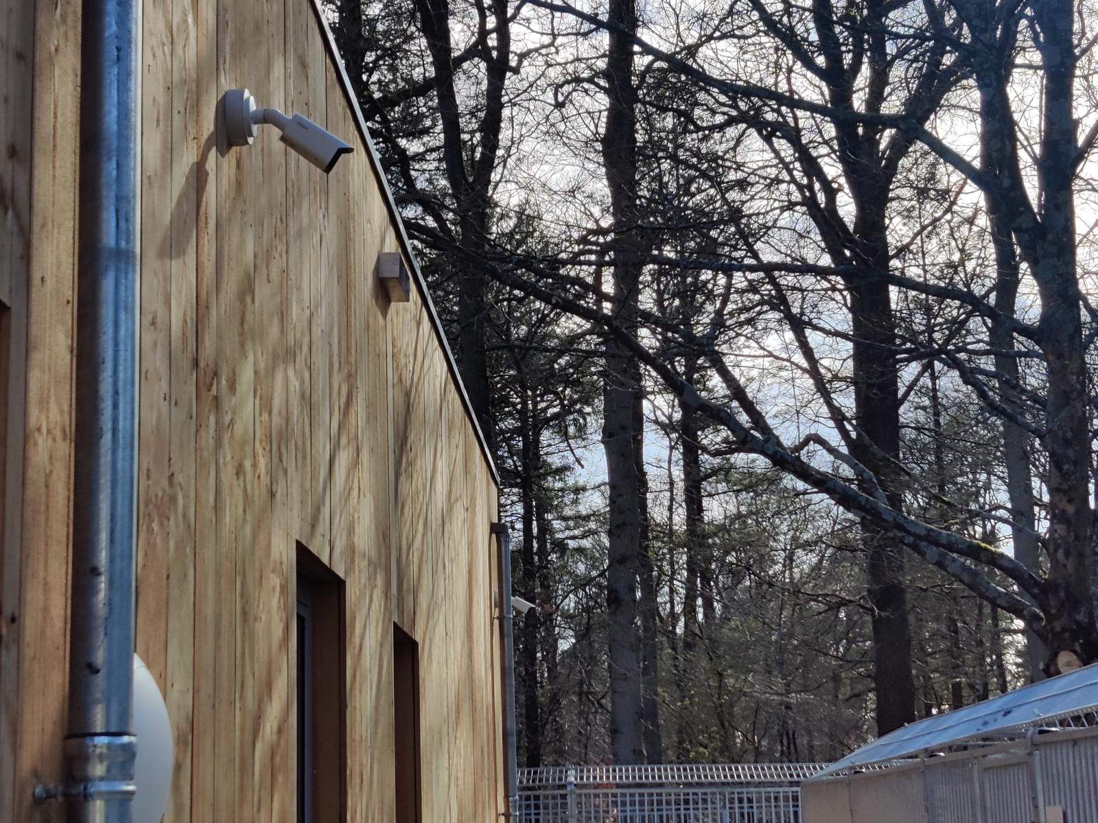 Bekabelde beveiligingscamera buiten aan de gevel, geplaatst door CameraInstallatie