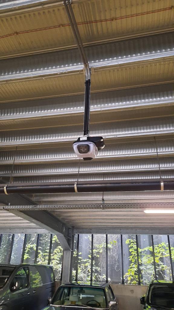 Beveiligingscamera aan het plafond van een bedrijfshal