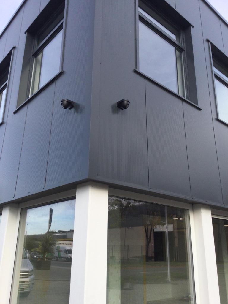 Twee domecamera’s op de hoek van een modern gebouw
