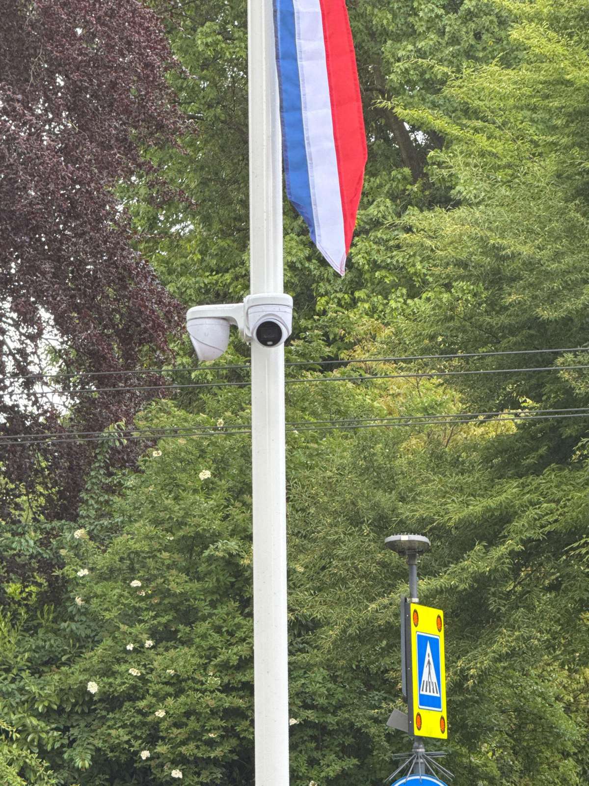 Camera op een mast met zicht op de toegangsweg