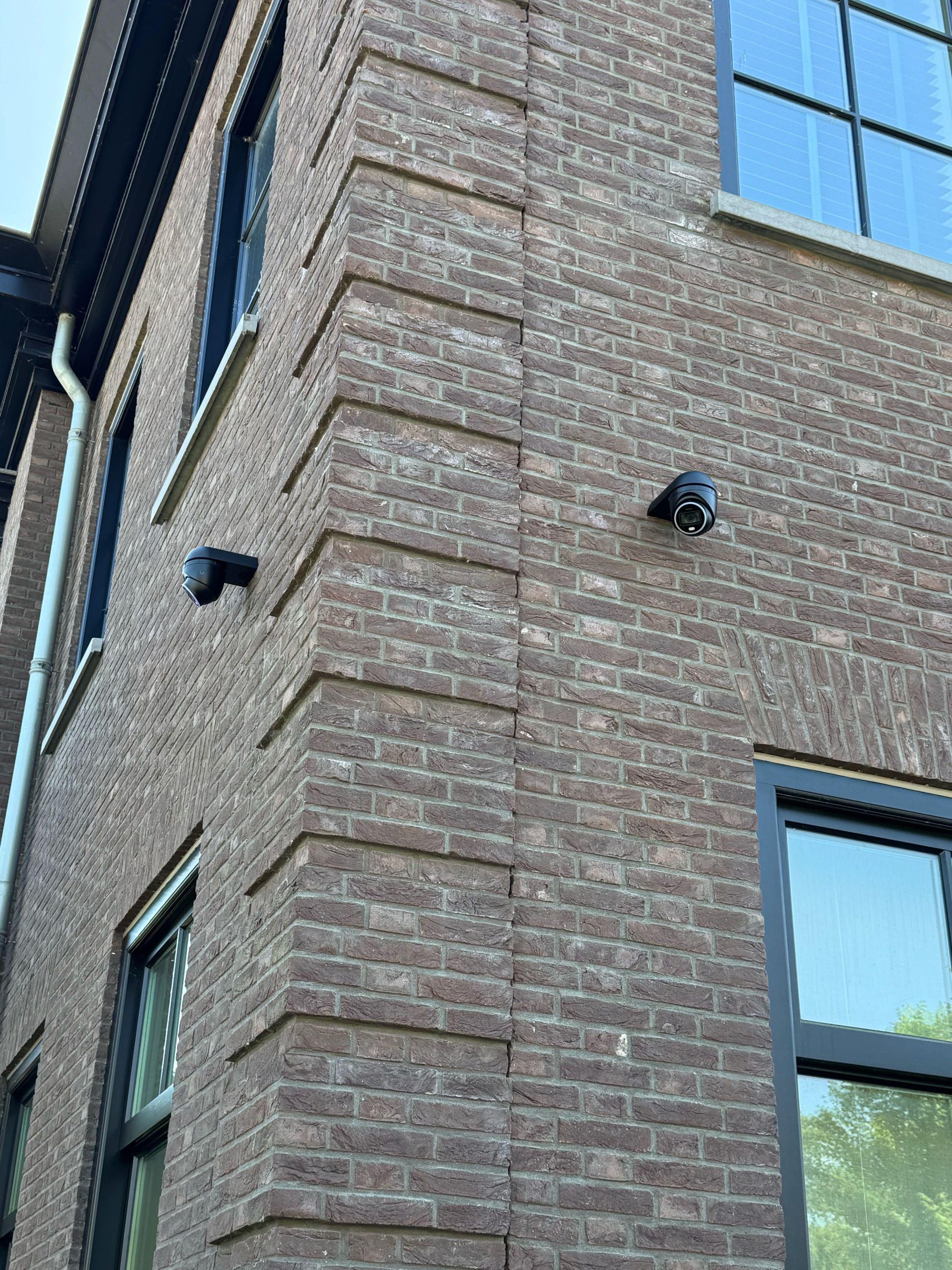 Donkere camera op de hoek van een gemetseld pand
