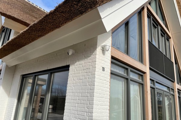 Camera door CameraInstallatie geplaatst met zicht op de oprit van een moderne woning
