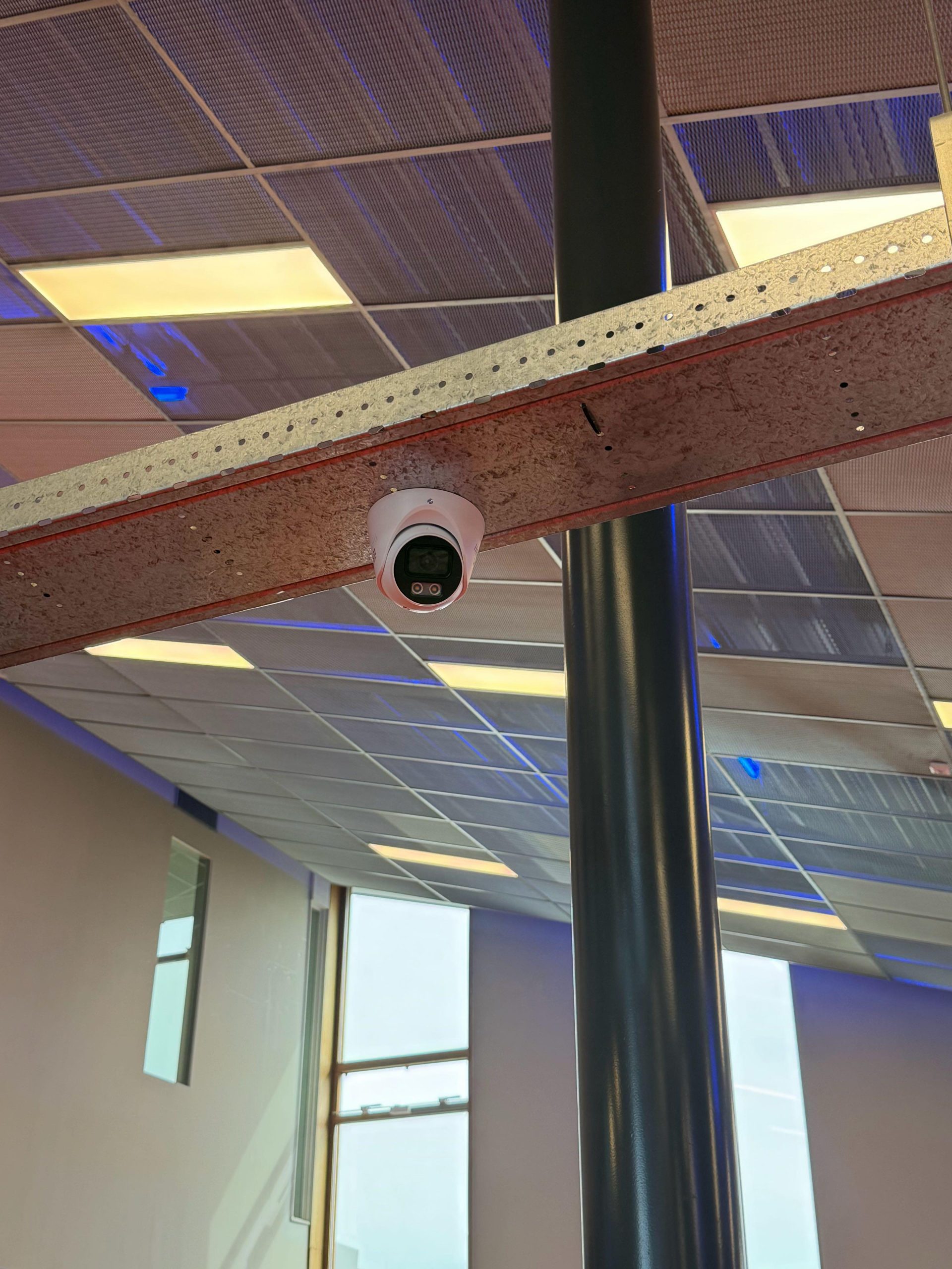 Camera netjes gemonteerd aan een kolom in het interieur
