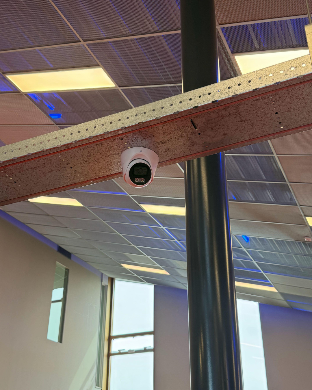 Camera onder het plafond van een openbaar toegankelijke ruimte, gericht op de doorloop