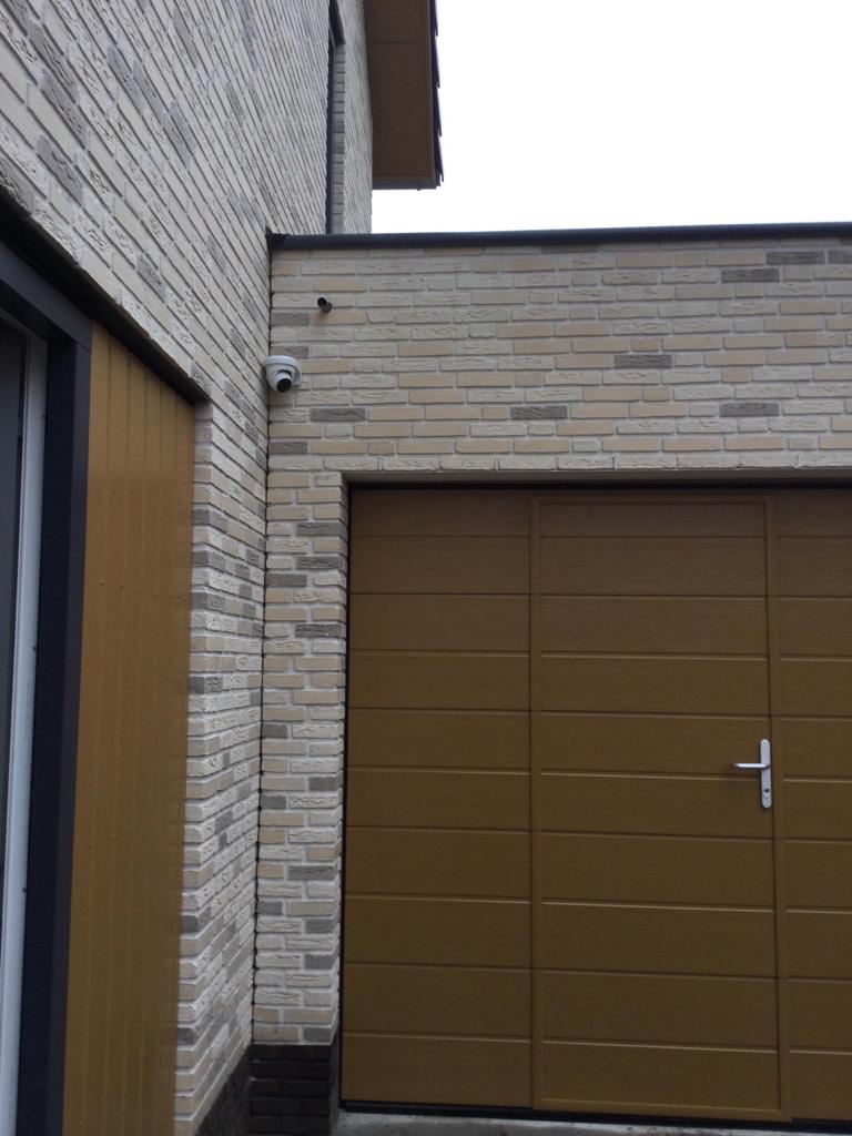 Camera boven de garagedeur van een woning