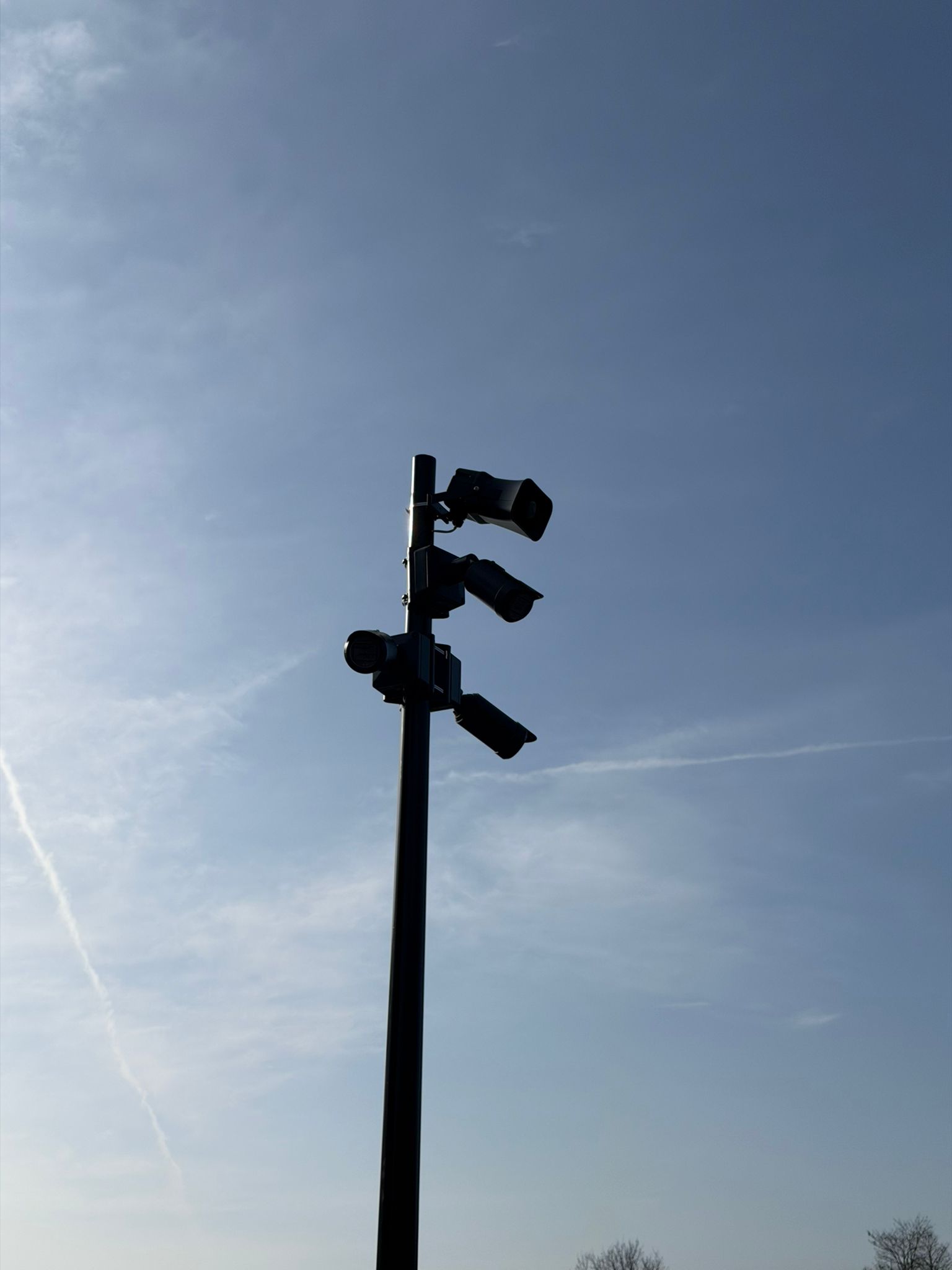 Camera met meerdere koppen hoog op een paal tegen de open lucht