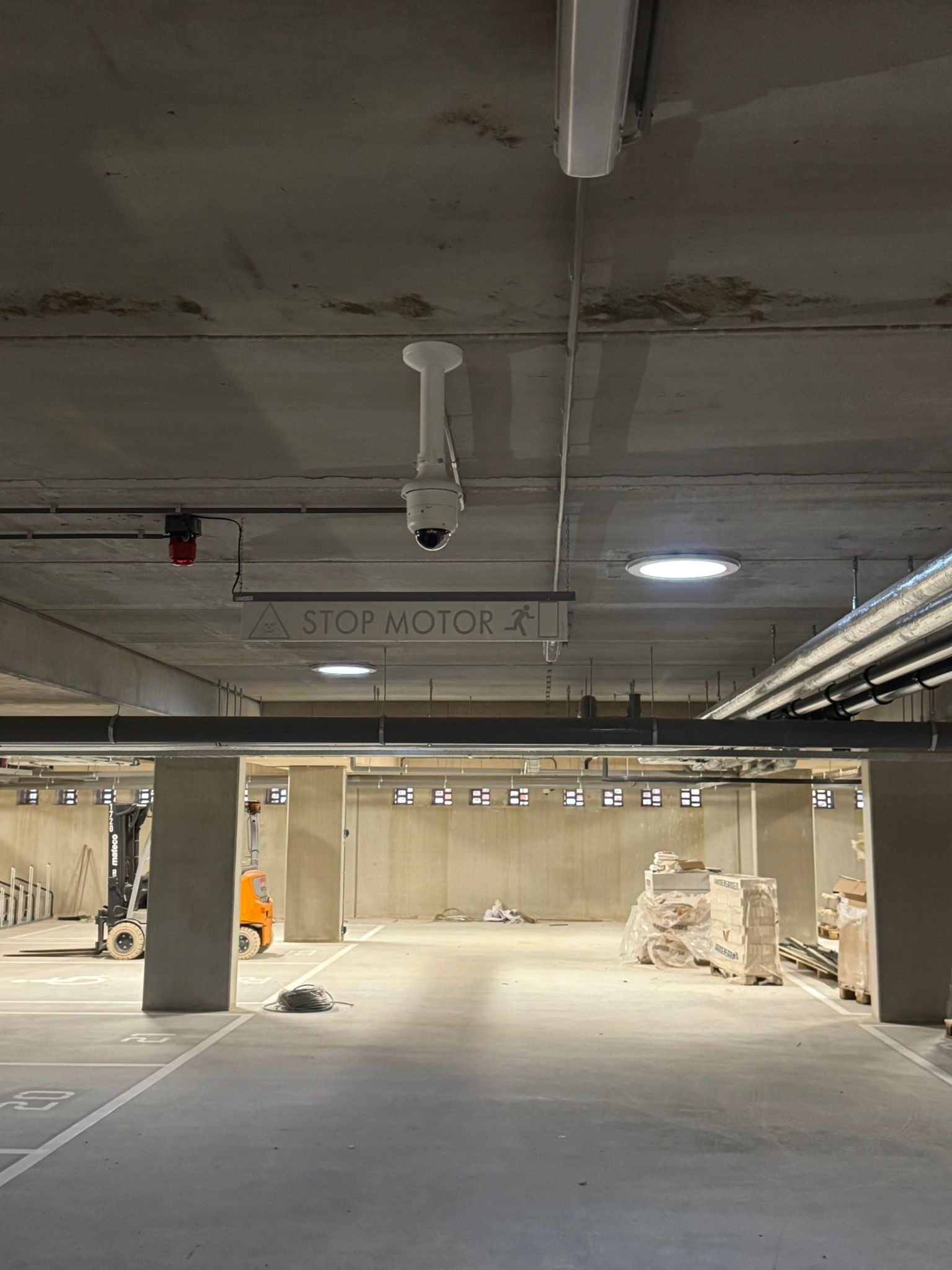 Camerabewaking in de parkeergarage van een appartementencomplex