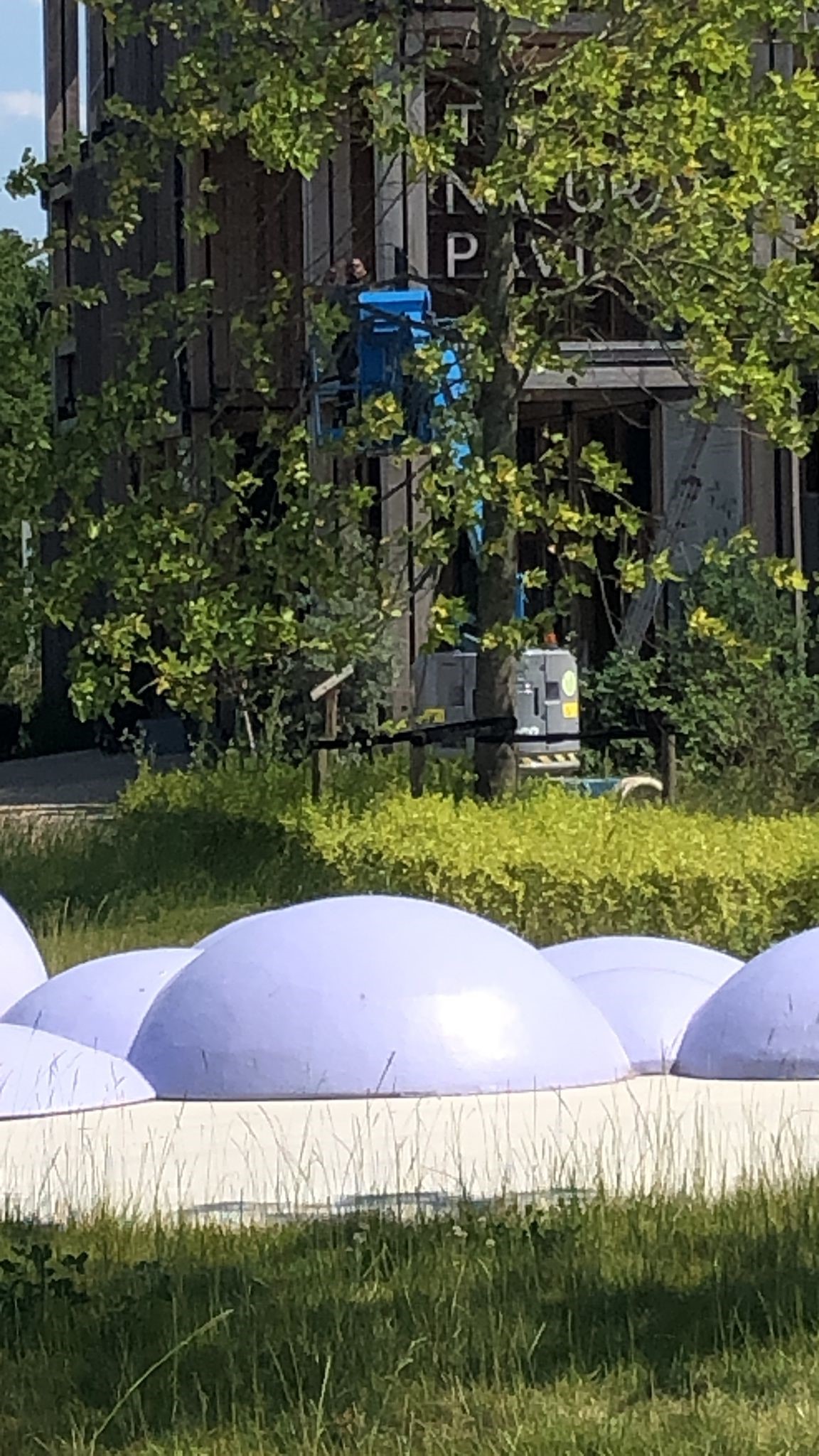 Monteur van CameraInstallatie werkt vanaf een hoogwerker hoog aan de gevel van het landmarkgebouw