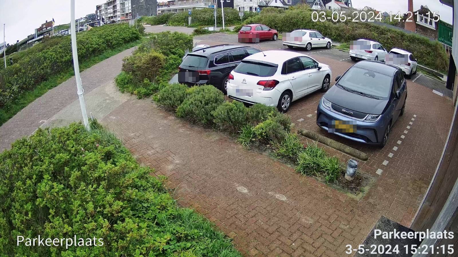 Overzicht van een parkeerterrein waarop meerdere kentekens in beeld zijn