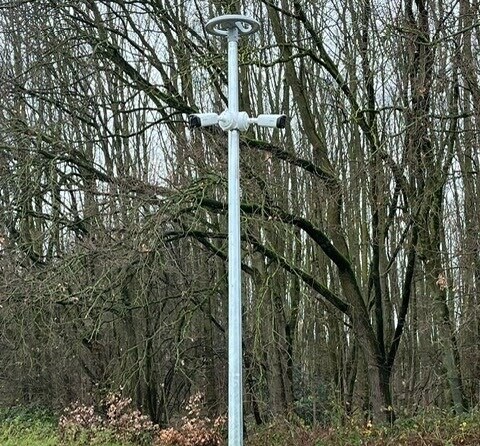 Twee camera's halverwege een lichtmast, elk in een andere kijkrichting