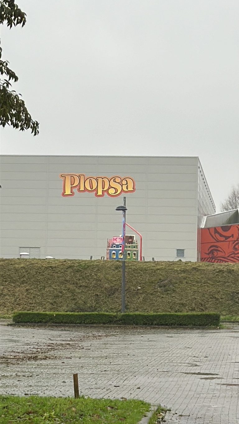Installatie aan de gevel van een gebouw op een recreatiepark