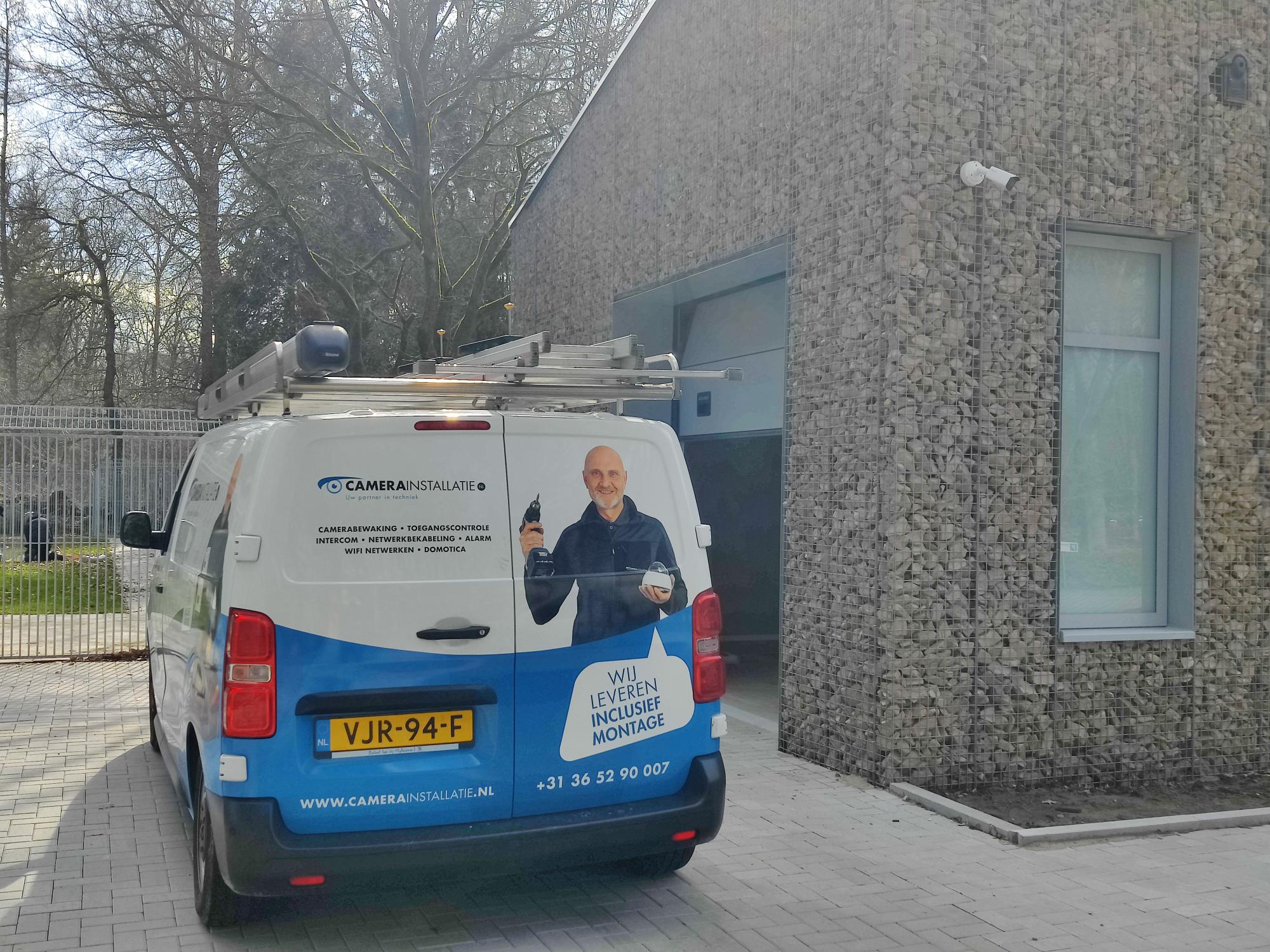Servicebus van CameraInstallatie bij een pand tijdens de installatie