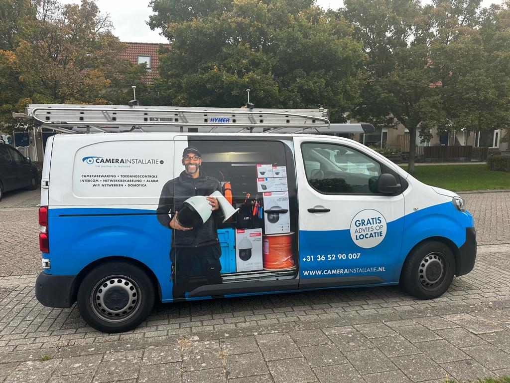 Servicebus van CameraInstallatie op locatie bij een bedrijfspand