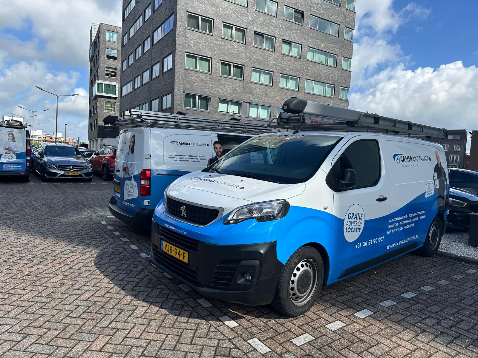 Twee servicebussen van CameraInstallatie voor een kantoorpand
