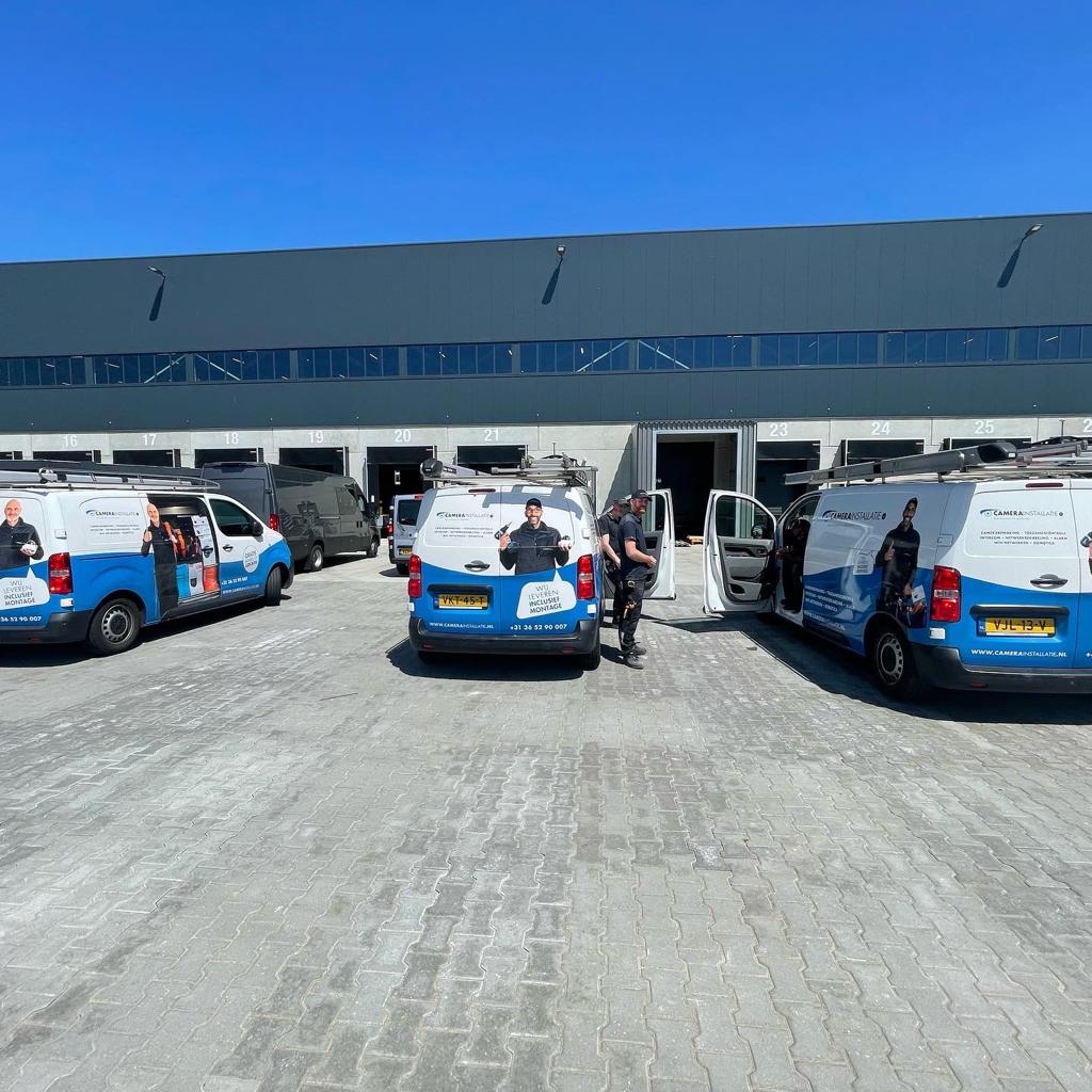 Drie servicebussen van CameraInstallatie voor de laaddocks van een groot magazijn