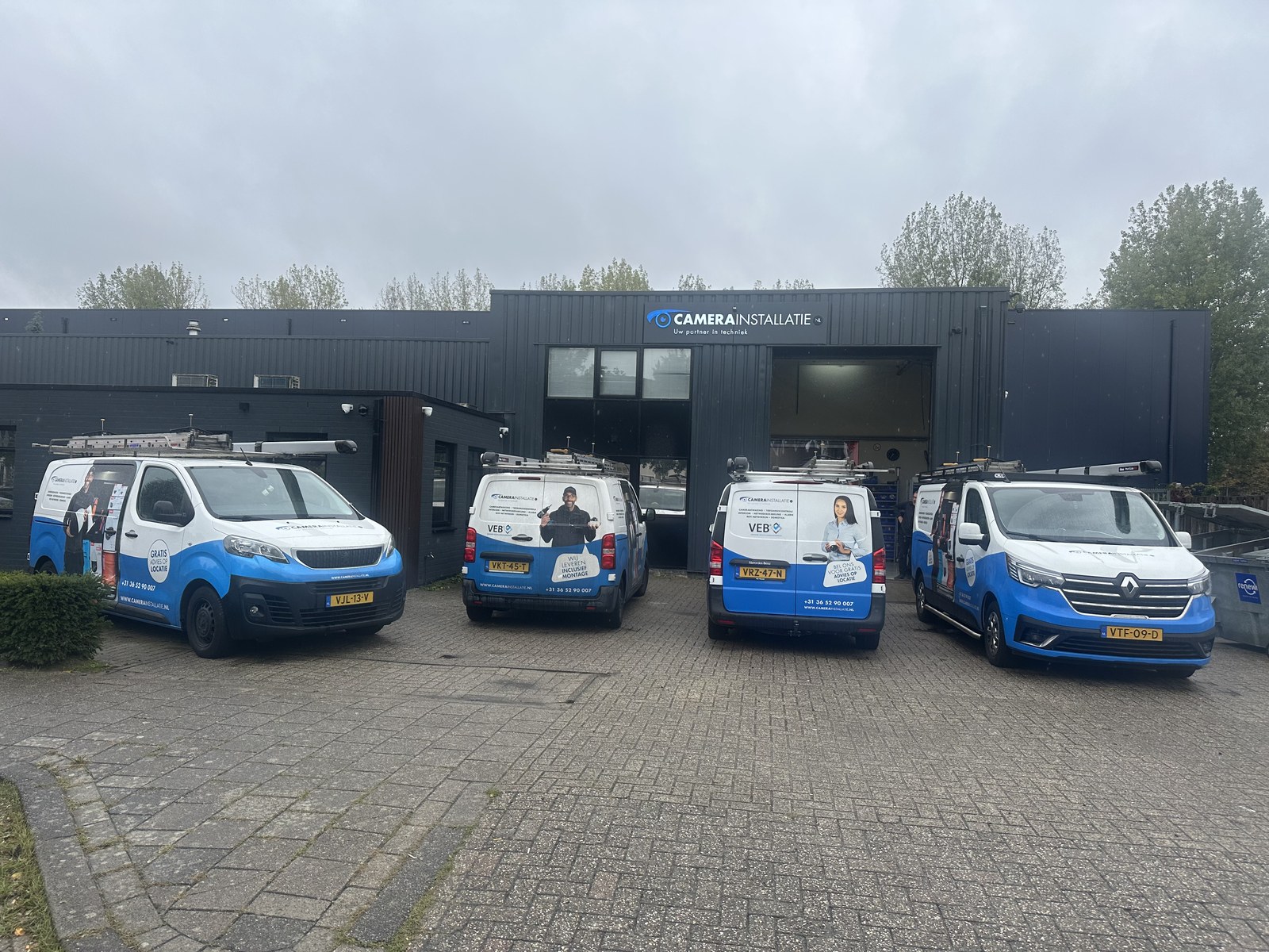 CameraInstallatie.nl service vans lined up in front of our own premises