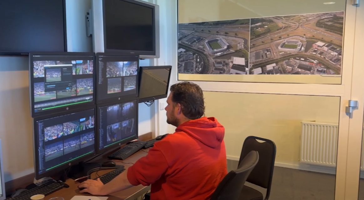 Medewerker bekijkt de live camerabeelden op de meekijkwerkplek