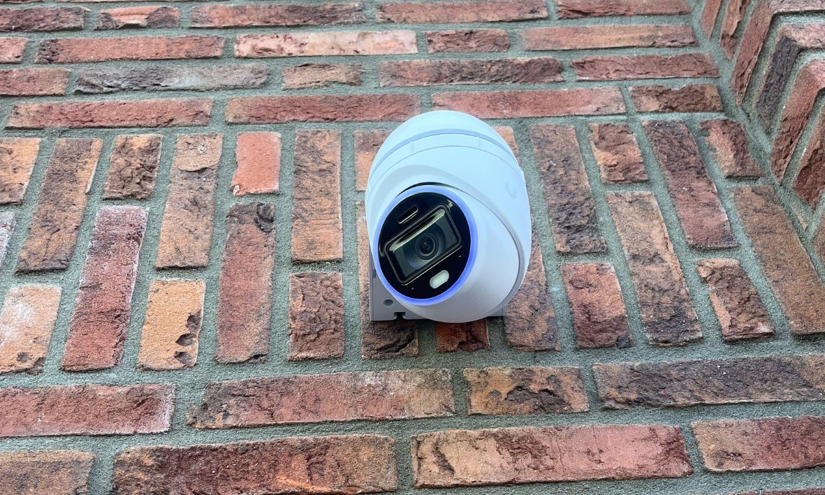 Camera gemonteerd op de gevel