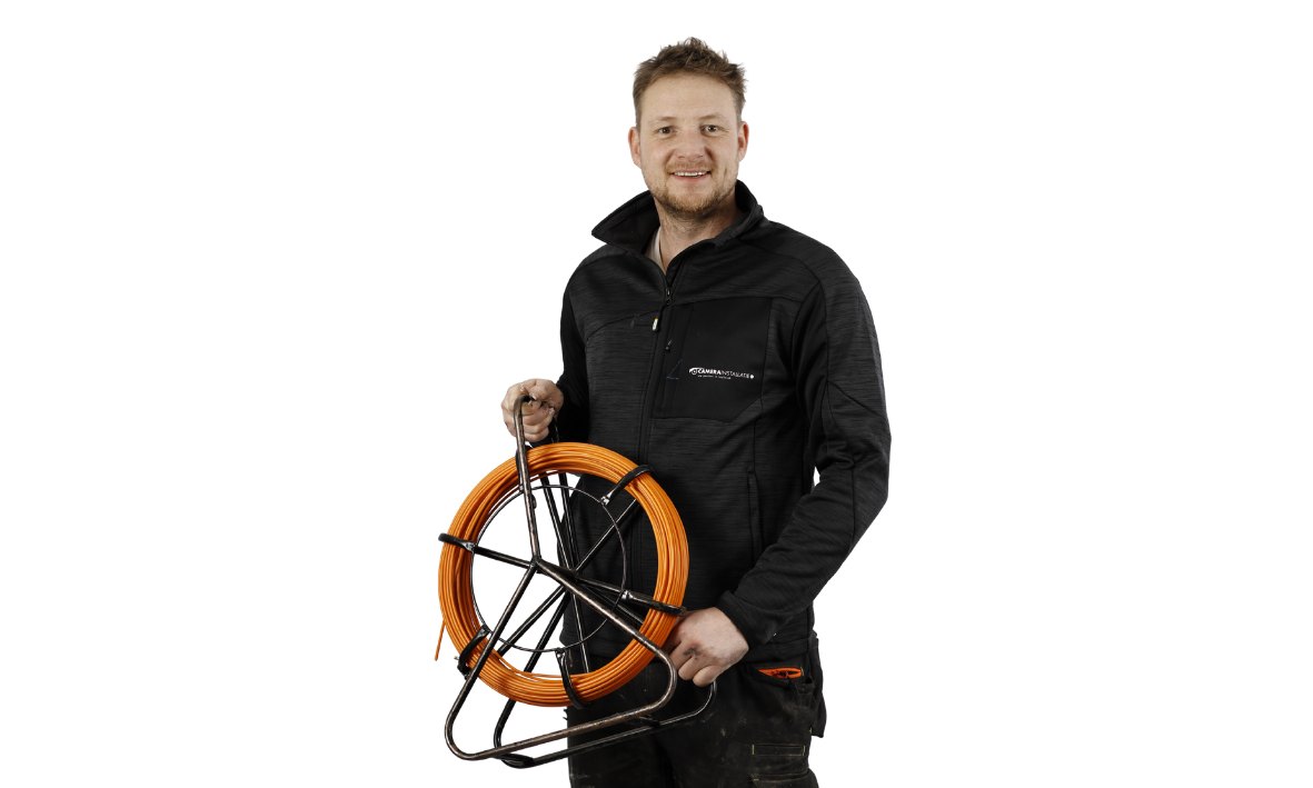 Monteur trekt kabel met een trekveer