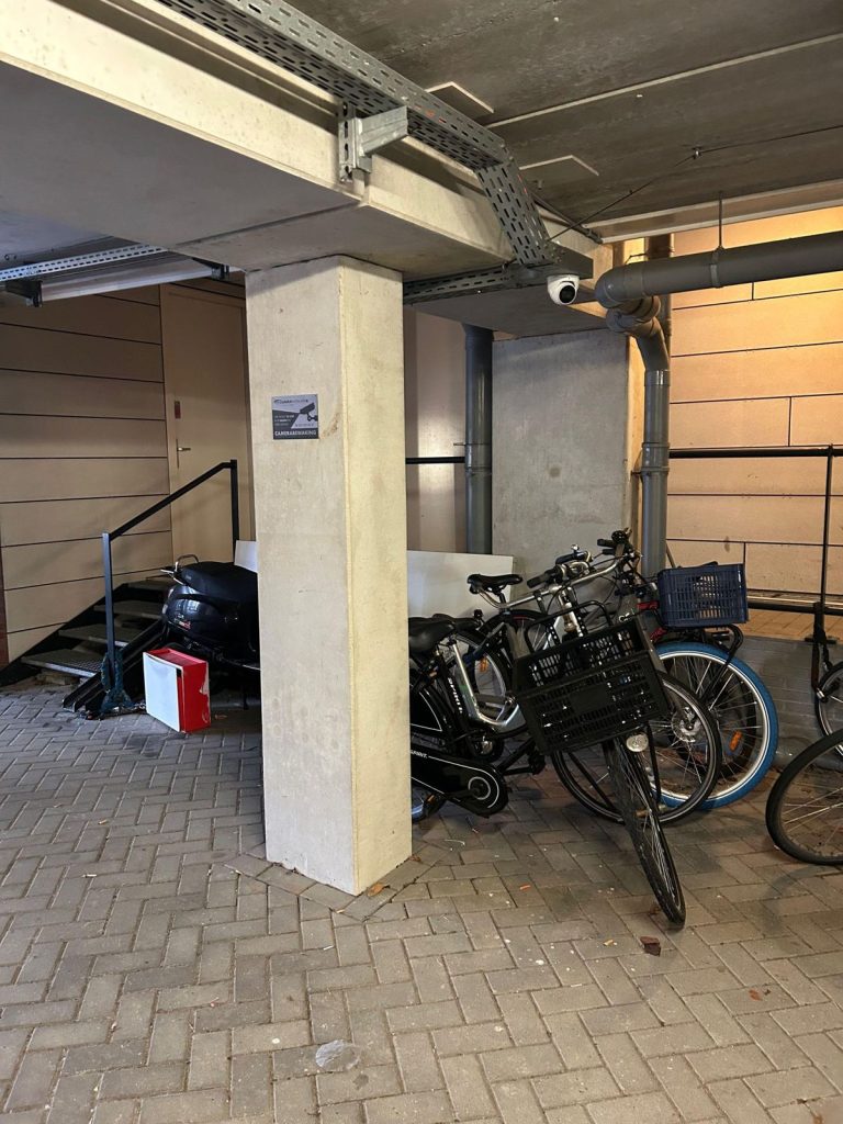 Camerabewaking bij de fietsenstalling van een school