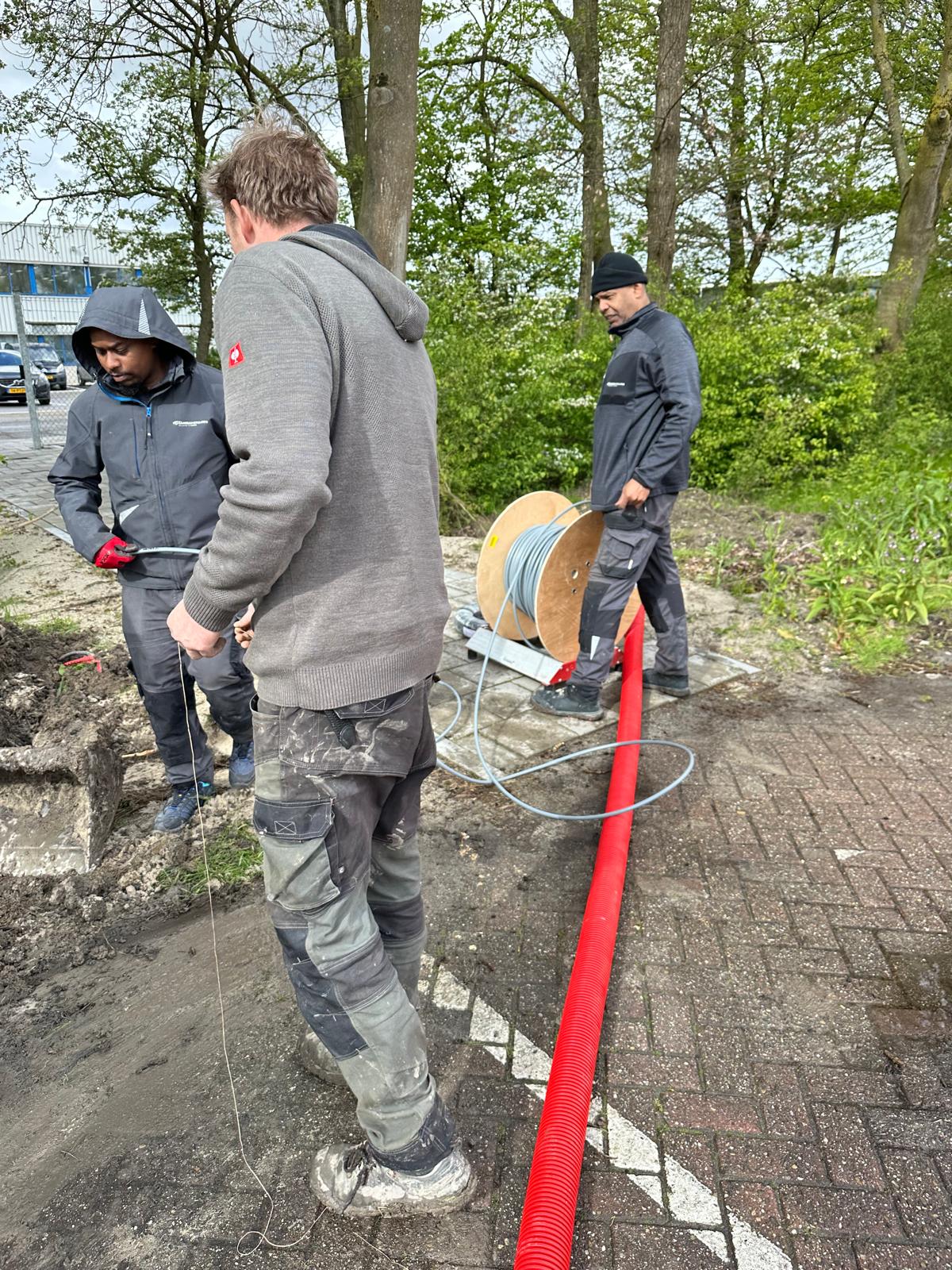 Glasvezel en netwerkkabel klaar om ingetrokken te worden voor een camerasysteem