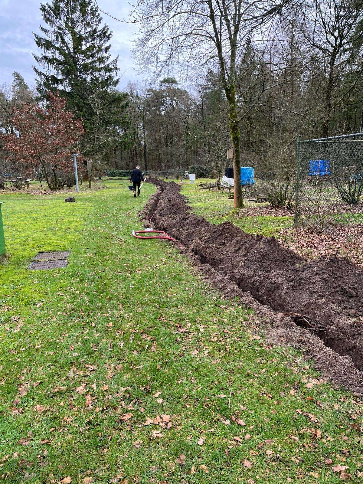Kabelbuis in de sleuf over het terrein