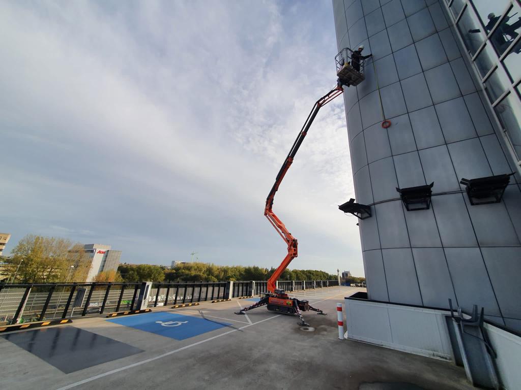 Hoogwerker langs de gevel om de camera's hoog op het pand te plaatsen