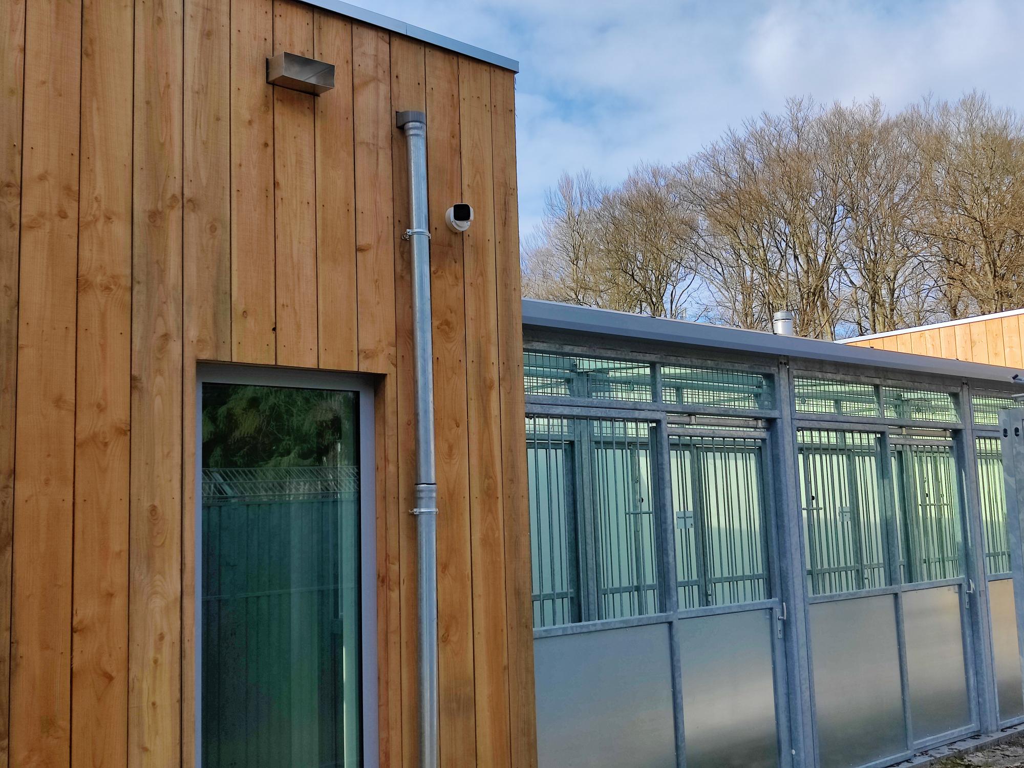 Bijgebouw met apparatuur die door CameraInstallatie is geplaatst