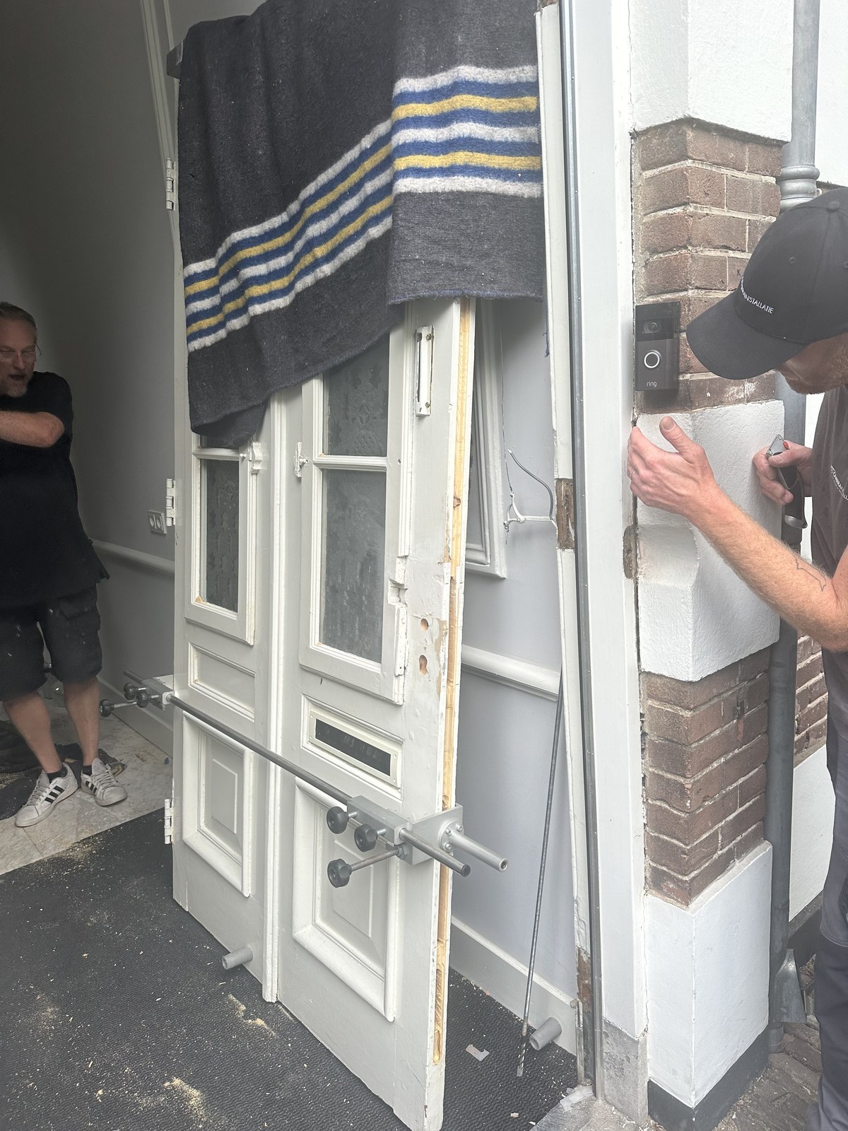 Camera- en netwerkinstallatie aan de constructie van een industriehal
