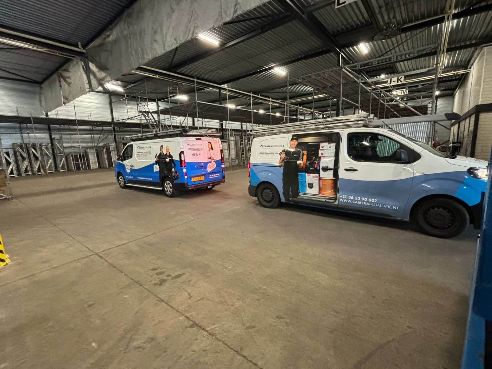 Onze eigen werkbussen in de hal van een distributiecentrum aan het begin van de dag