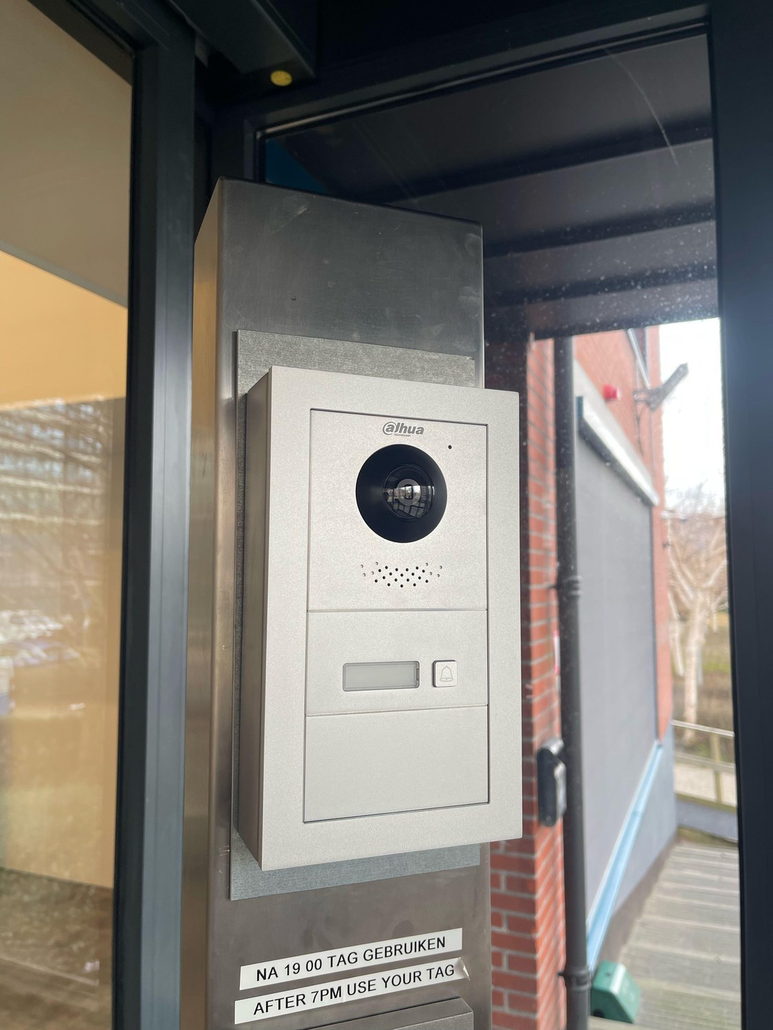 Video-intercom met belknop en tagreader bij de entree