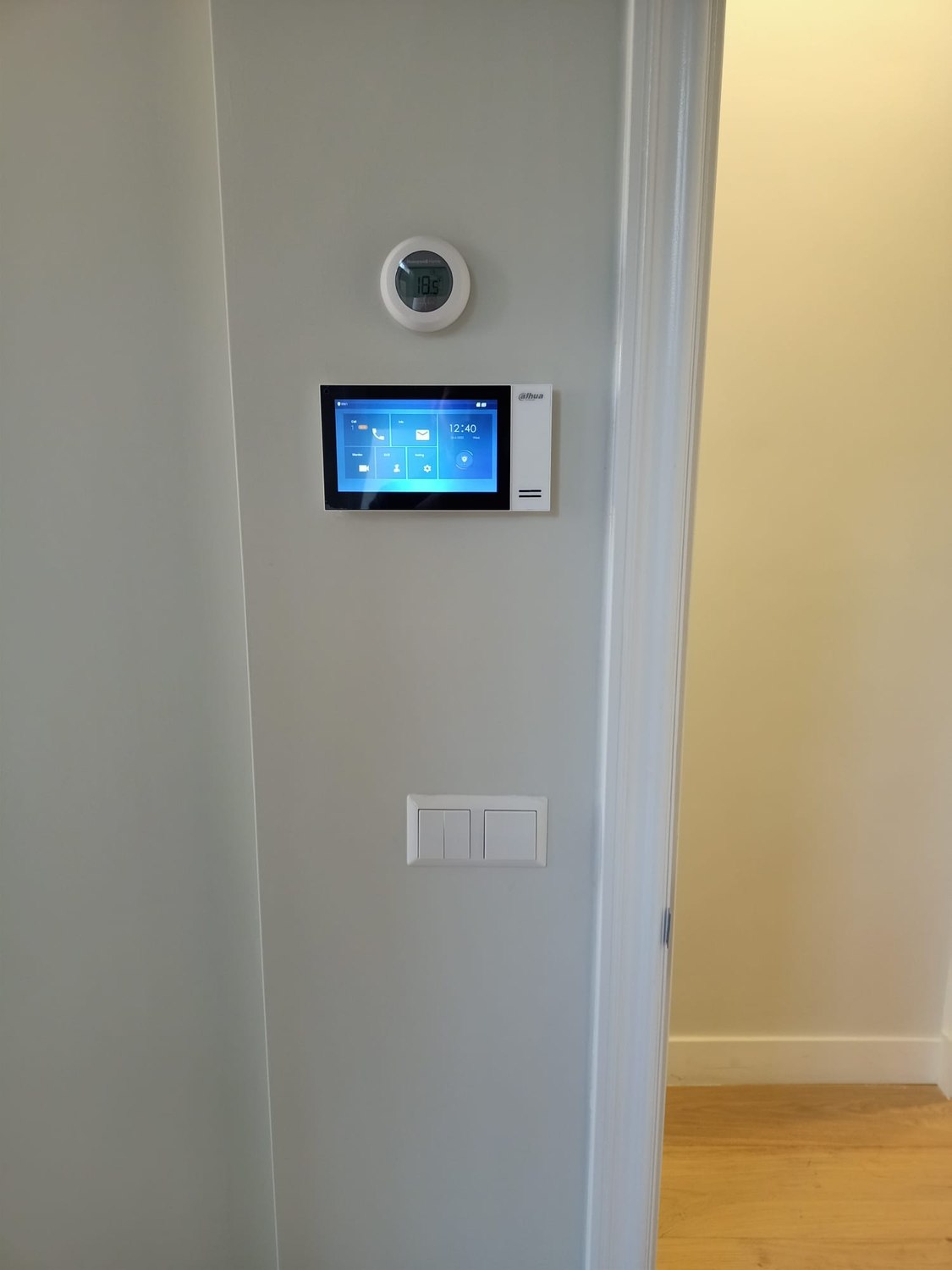 Binnenpost van een video-intercom aan de wand in de hal van een woning