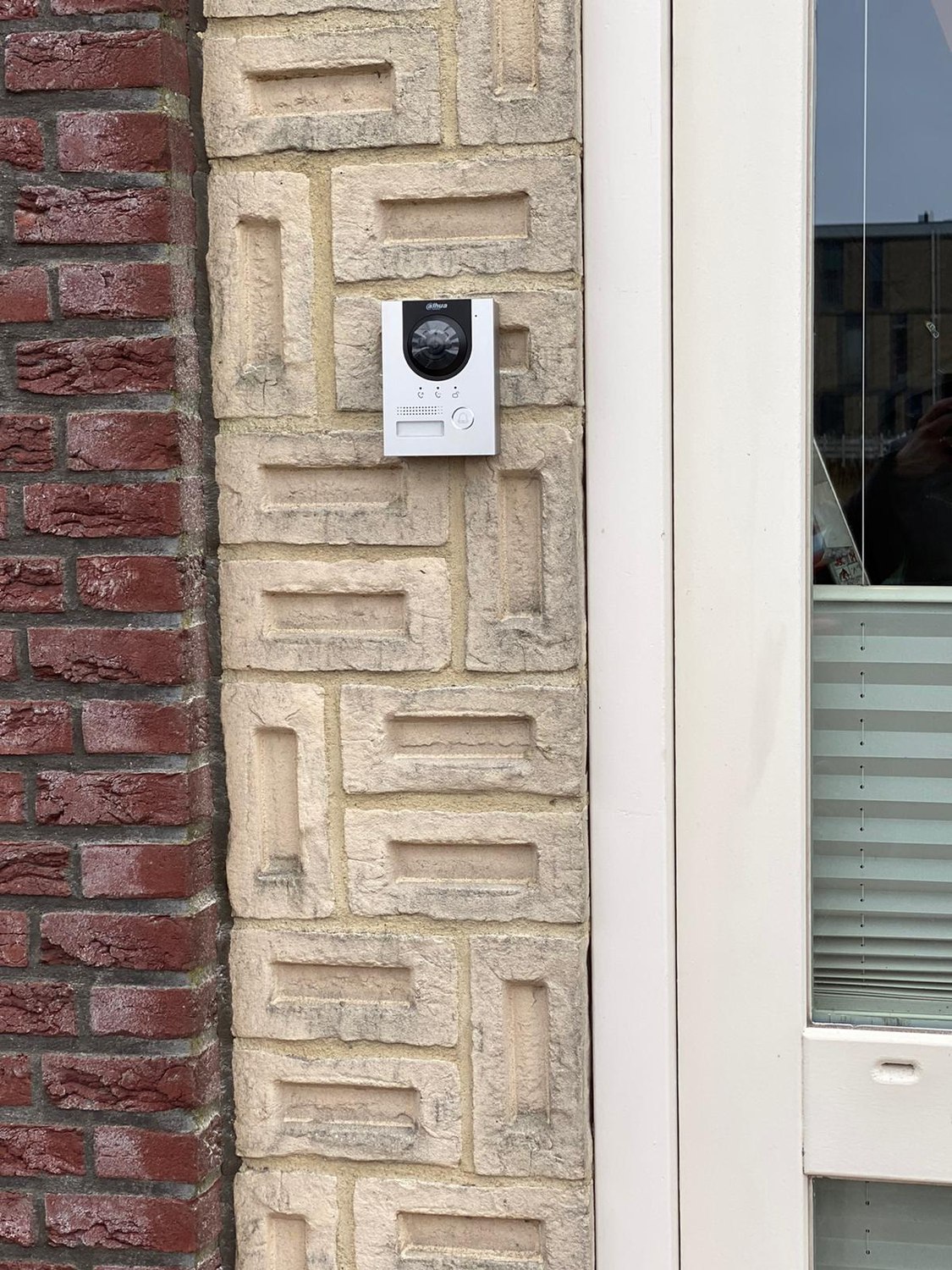 Slank intercompaneel netjes ingebouwd in een gevel met siermetselwerk
