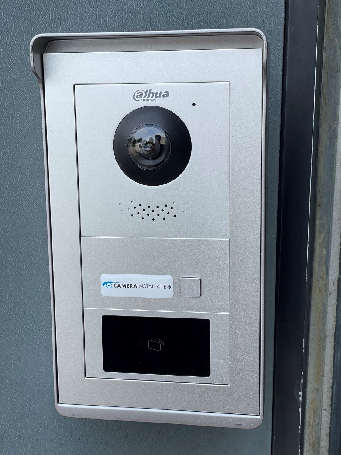 Roestvrijstalen deurstation met camera, speaker en kaartlezer, net afgemonteerd